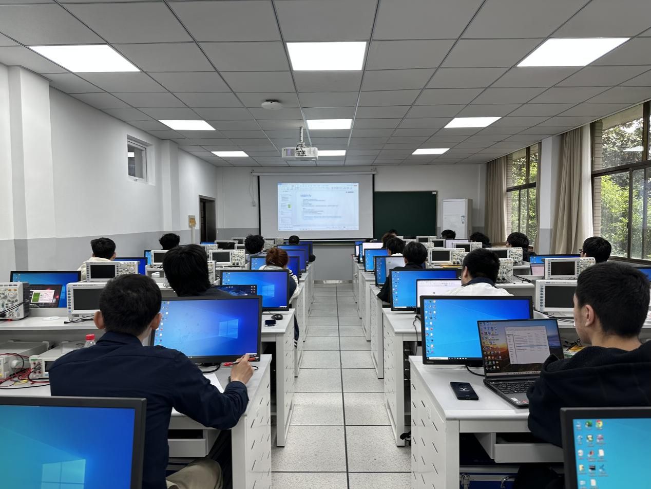 信息学子闪耀机器人赛场，教育科技开发结硕果